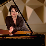 Kathryn Selby performs Mozart