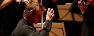 Richard Tognetti conducts. Image courtesy the Australian Chamber Orchestra