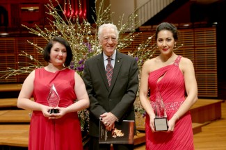 Anna Patrys (left) and Marlena Devoe (right) with Richard Bonynge