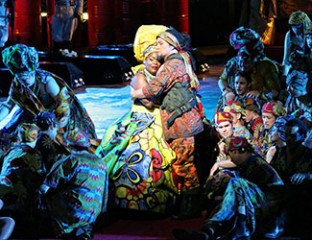 Latonia Moore as Aida and Michael Honeyman as Amonasro