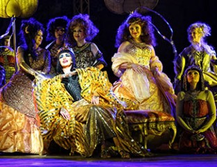 Latonia Moore as Aida and Michael Honeyman as Amonasro