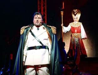 Walter Fraccaro as Radames and David Parkin as Ramfis 