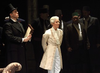Samuel Sakker as Minister of Justice, Lauren Fagan as Oscar. (C) ROH. Photographer Catherine Ashmore.