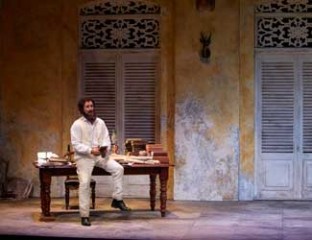 José Carbó performs the role of Zurga 