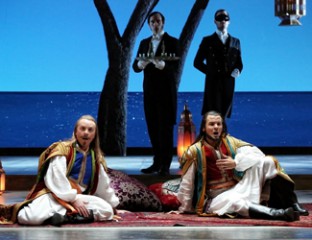 Andrew Jones as Guglielmo and David Portillo as Ferrando. Photo credit: Prudence Upton.