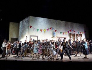 Diego Torre, the Opera Australia Children’s Chorus and the Opera Australia Chorus in Pagliacci. Photo credit: Keith Saunders.